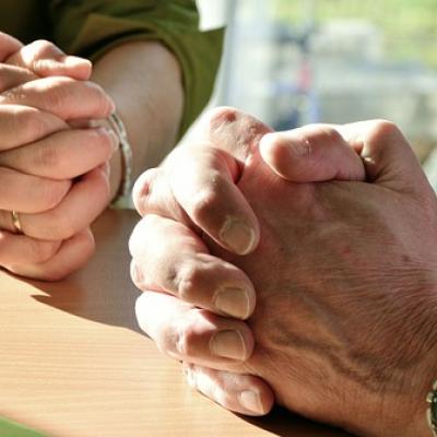 hands-2168901_640